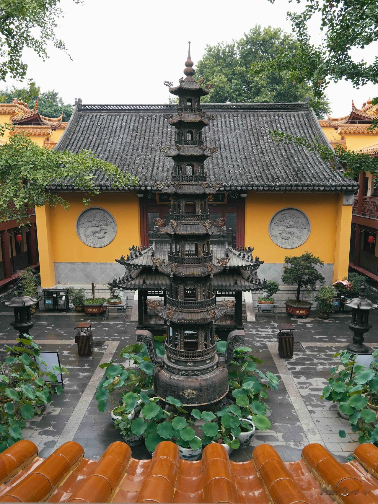 说到鹫峯寺，很多人可能有点陌生
它其实已有1600多年历史
《儒林外史》里就写过