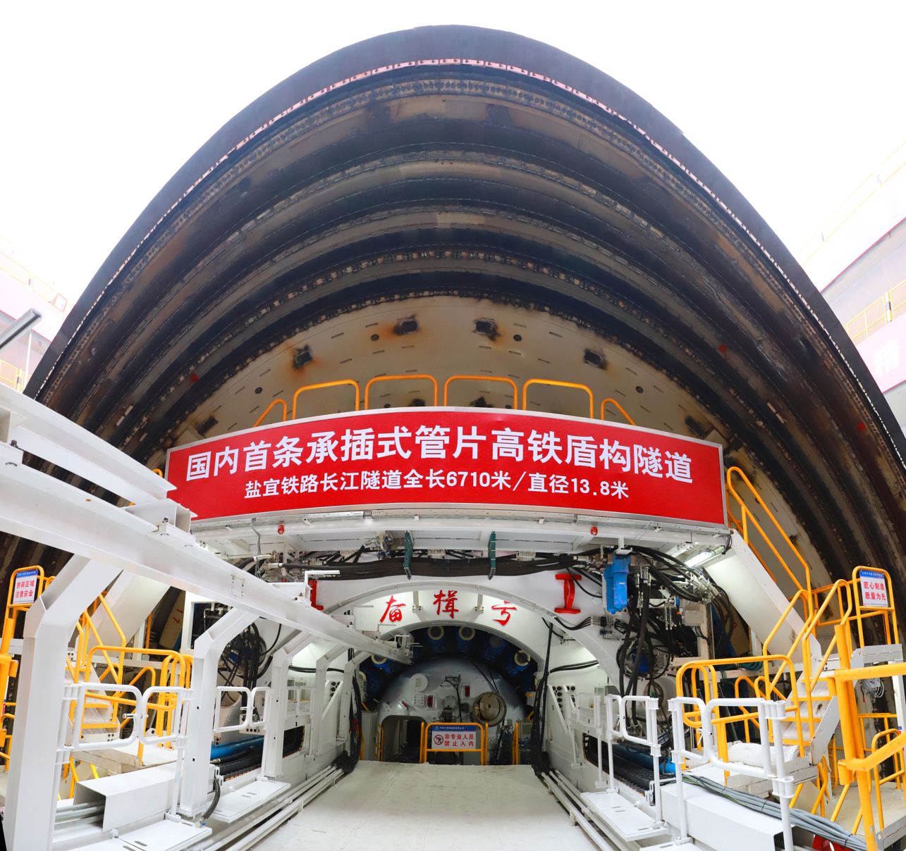 6月30日10时，在江苏泰州靖江市沿江路与站前路交叉口北地下25米深处，国产超大