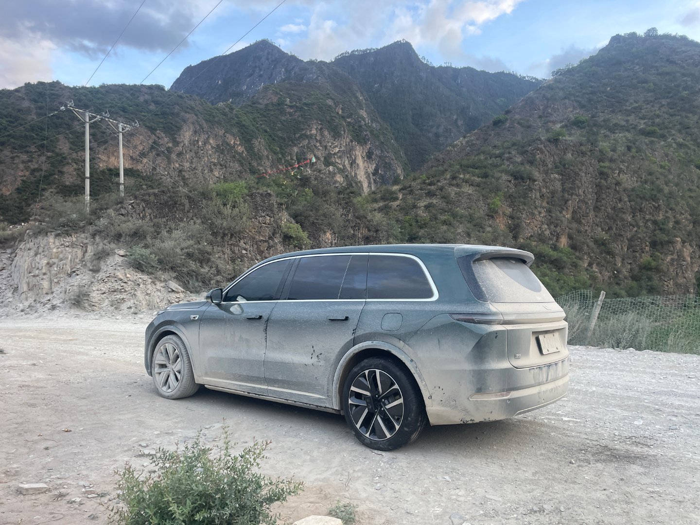 对于开L9走野路和换胎我有点亲身经历可以分享一下很多人觉得开“奶爸车”就别出去野
