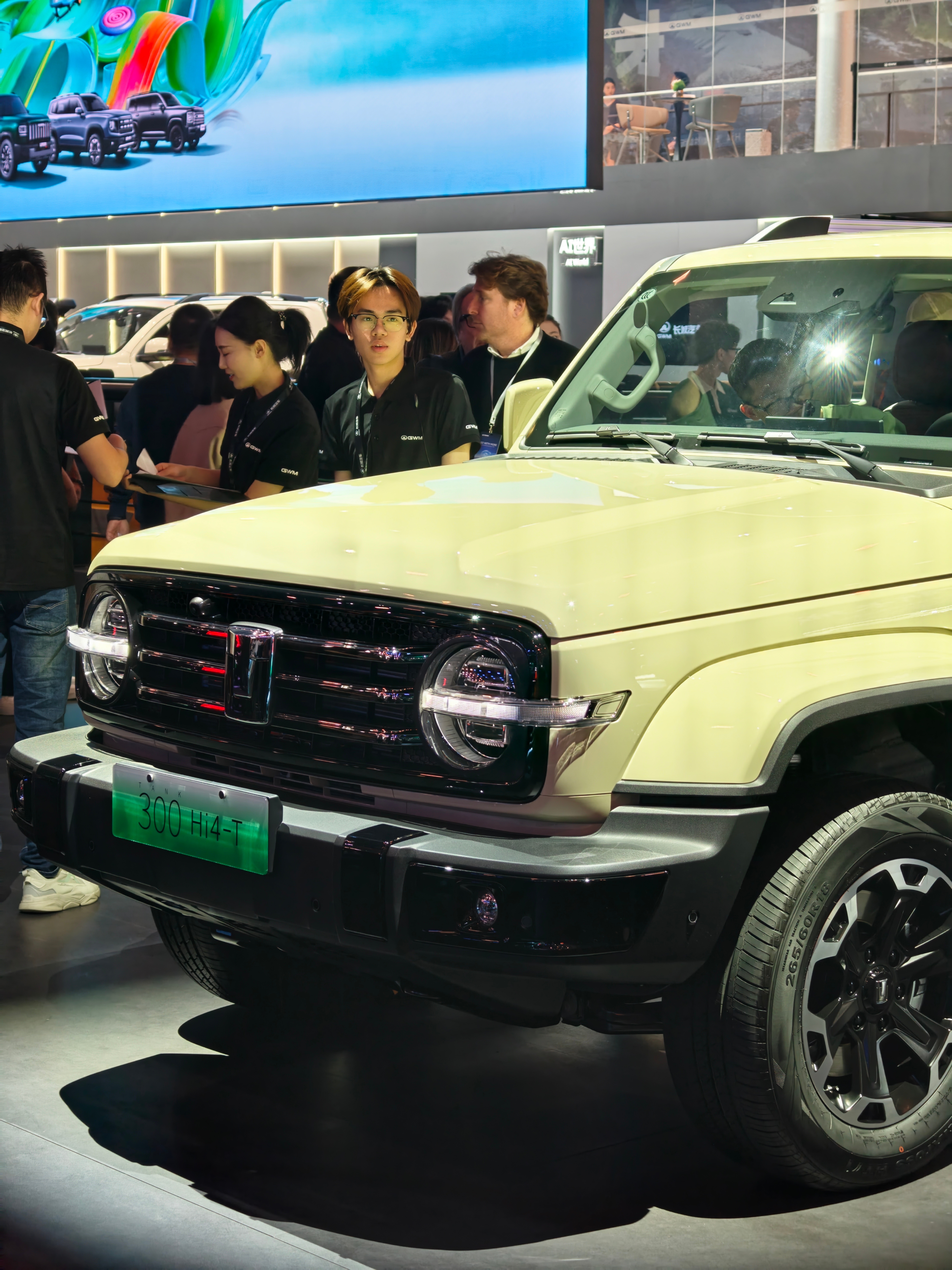 逛到了坦克、智己、奇瑞到展台，19.98万元起的坦克 300，32.28 万起的