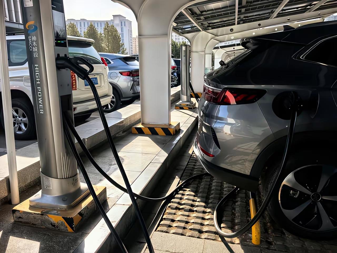 油价飙到100美元一桶，别慌，中国早就备好了三张"王牌"，根本不怕被石油卡脖子。