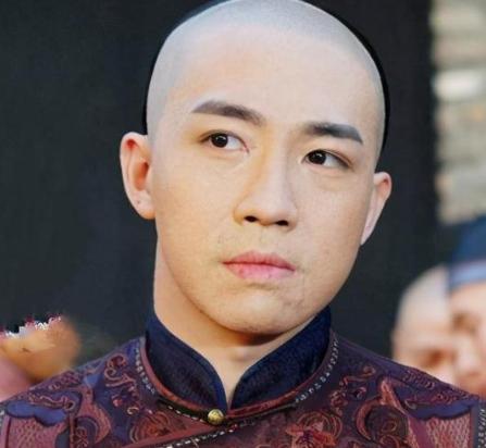 2017年，俞灏明在机场遇到刘烨，激动地一把搂住他的胳膊：“哥”，结果刘烨直接甩