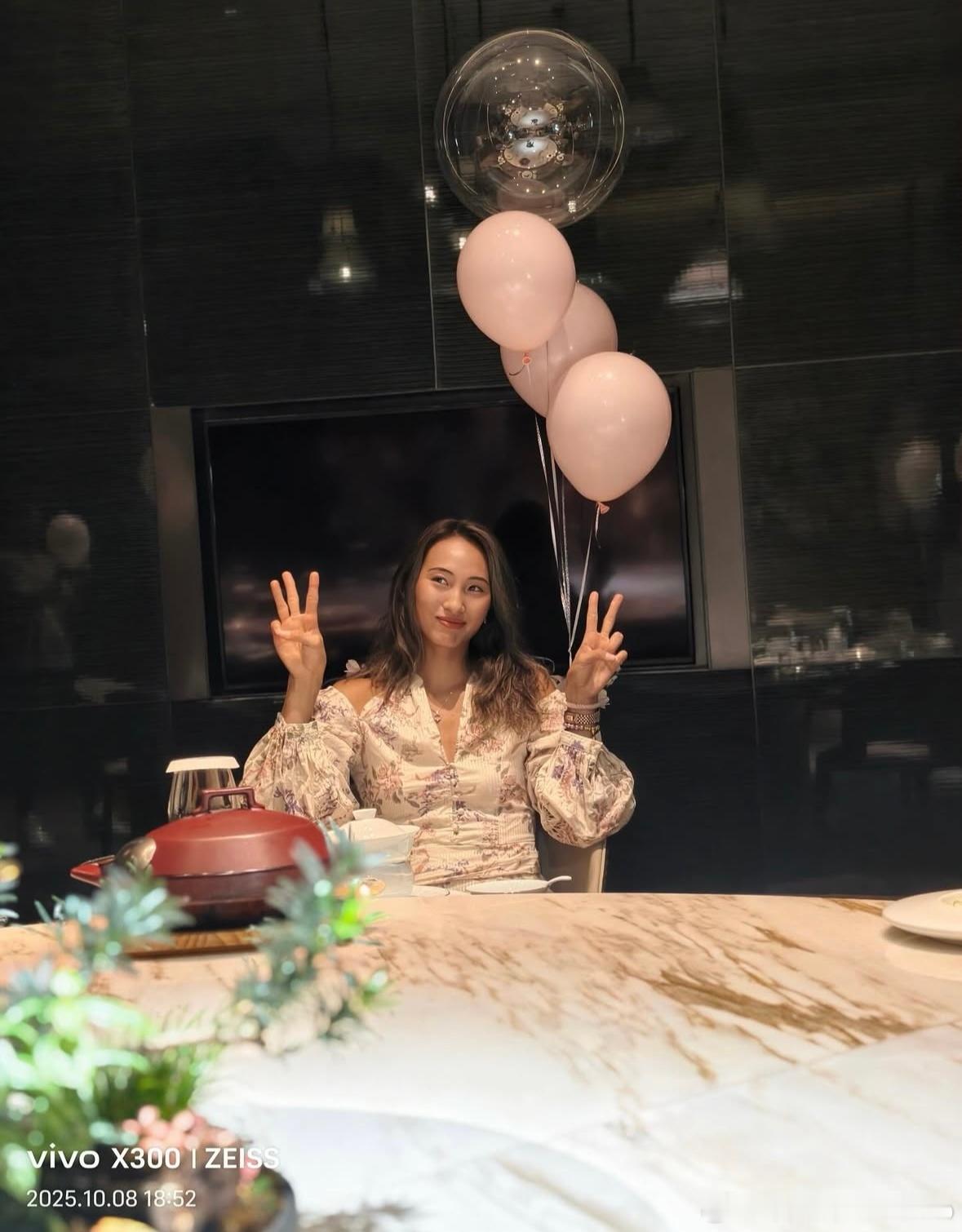 郑钦文[憧憬]分享自己23岁生日！和家人团队一起聚餐+唱K（邓紫棋的泡沫）很开心