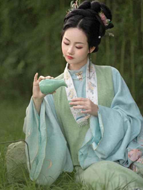 新婚夜，妻子出上联：一条黑龙入深潭；丈夫的下联让妻子心花怒放。

民国初年，江南