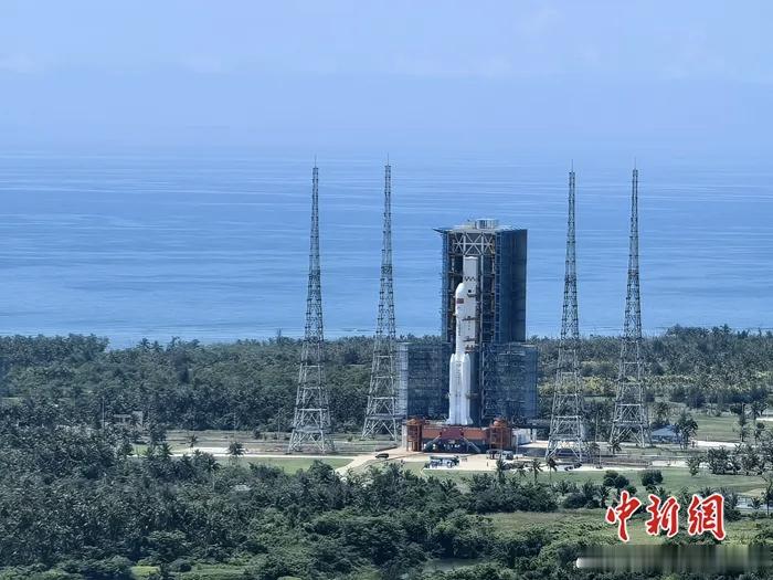 5月8日，天舟十号船箭组合体转运至发射区，将于近日择机发射。(来源 : 中新网)