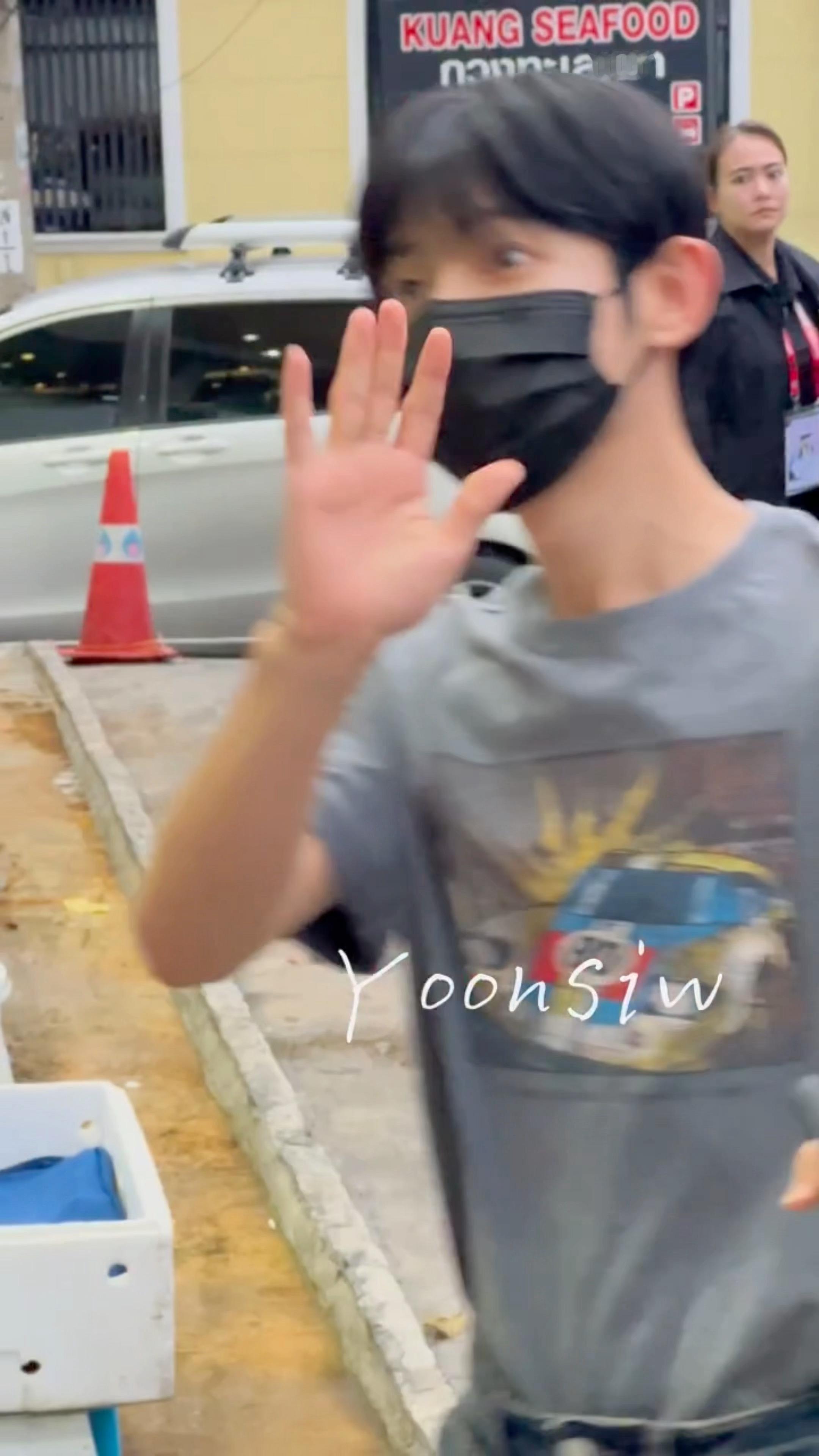 为什么文案是欧巴帅的很轻松呢，是因为和狒狒一起去吃饭的，我们狒狒雷霆大垫肩+增高