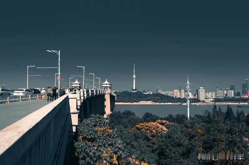 哪个城市会成为下一个3万亿俱乐部成员？这悬念够让人上头吧！
先看武汉，市委经济工