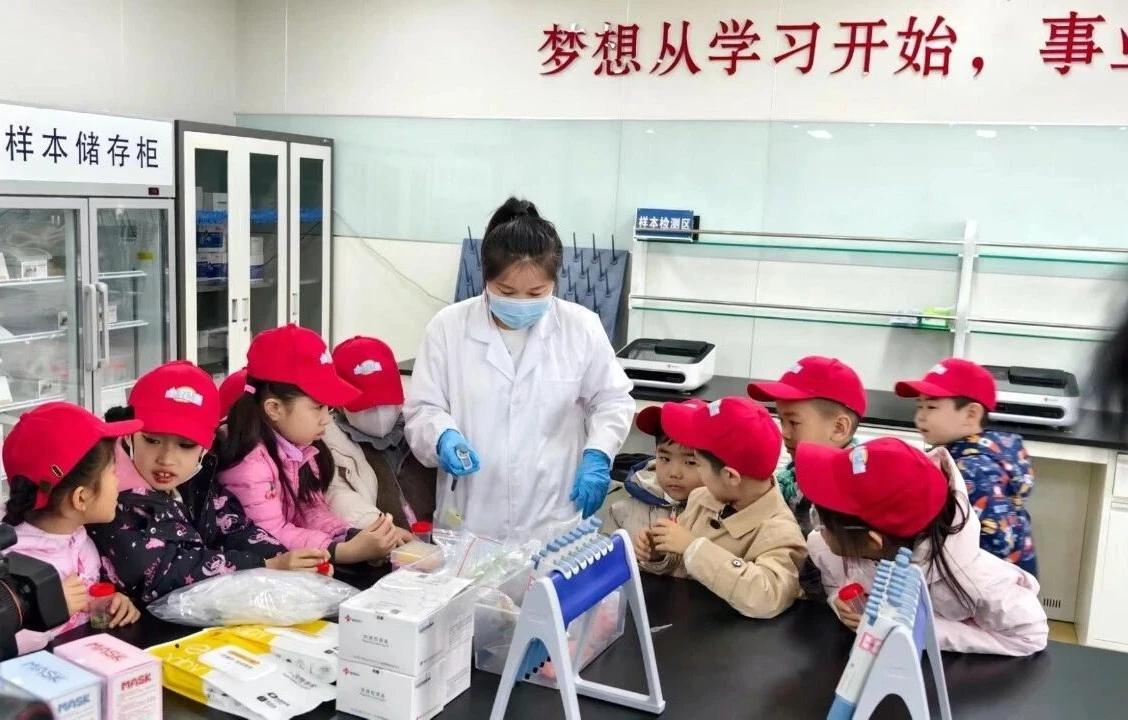 “小小监督员”上岗！沉浸式体验“你点我检”

为守护群众“舌尖上的安全”，增强公