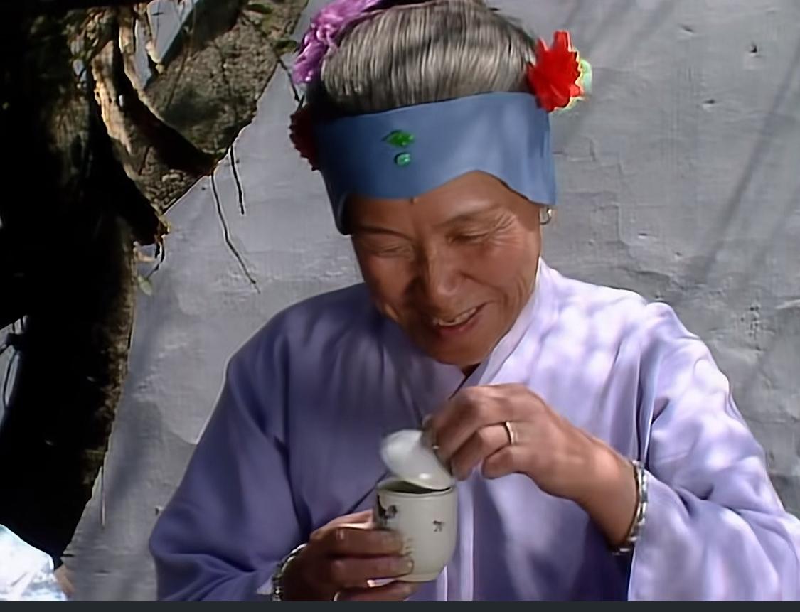 妙玉有洁癖，嫌刘姥姥用过的杯子脏，不愿意收回屋，宝玉求情送给刘姥姥吧，妙玉勉强同