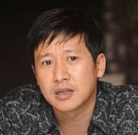 张国强在谈及与肖战再次合作时，给出了很具体的评价：看到了肖战在不同角色里的成长，