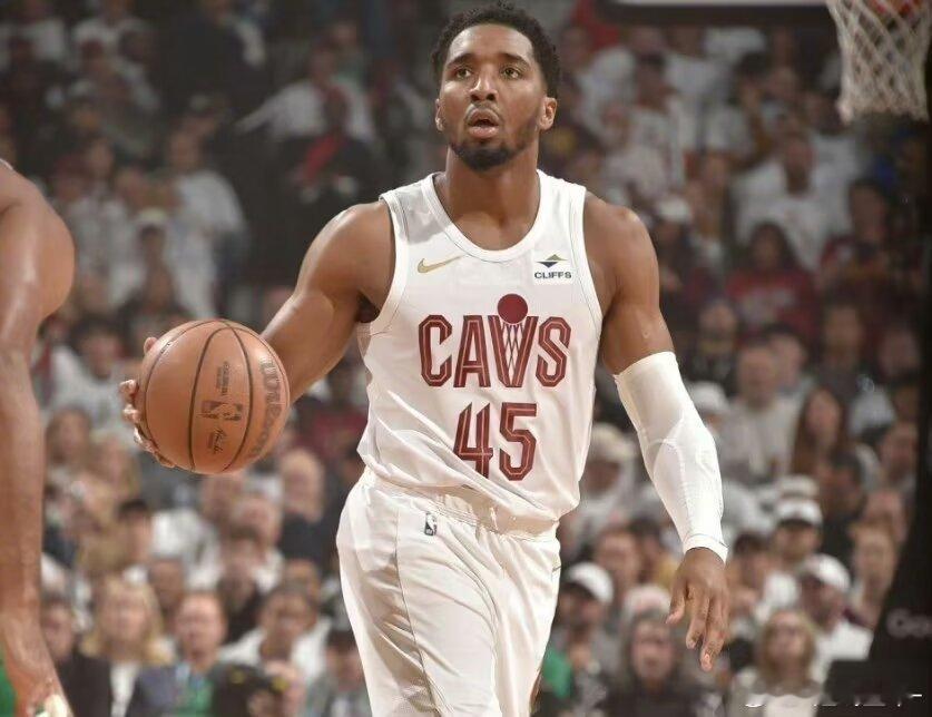 米切尔尽力了！凯尔特人106-93战胜骑士，总比分2比1领先拿回主场优势！米切尔