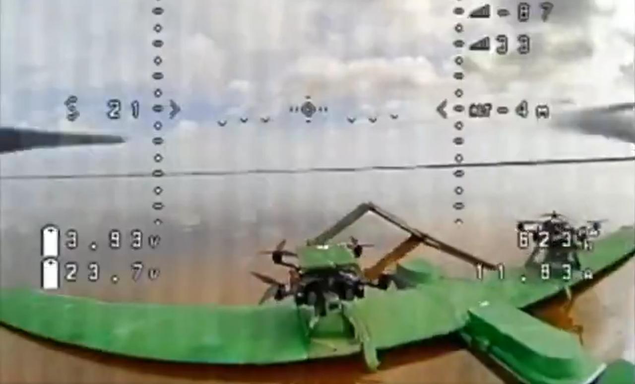 首次发现乌克兰 FP-1/2 母舰搭载星链 FPV 无人机
罗斯消息人士发布了他