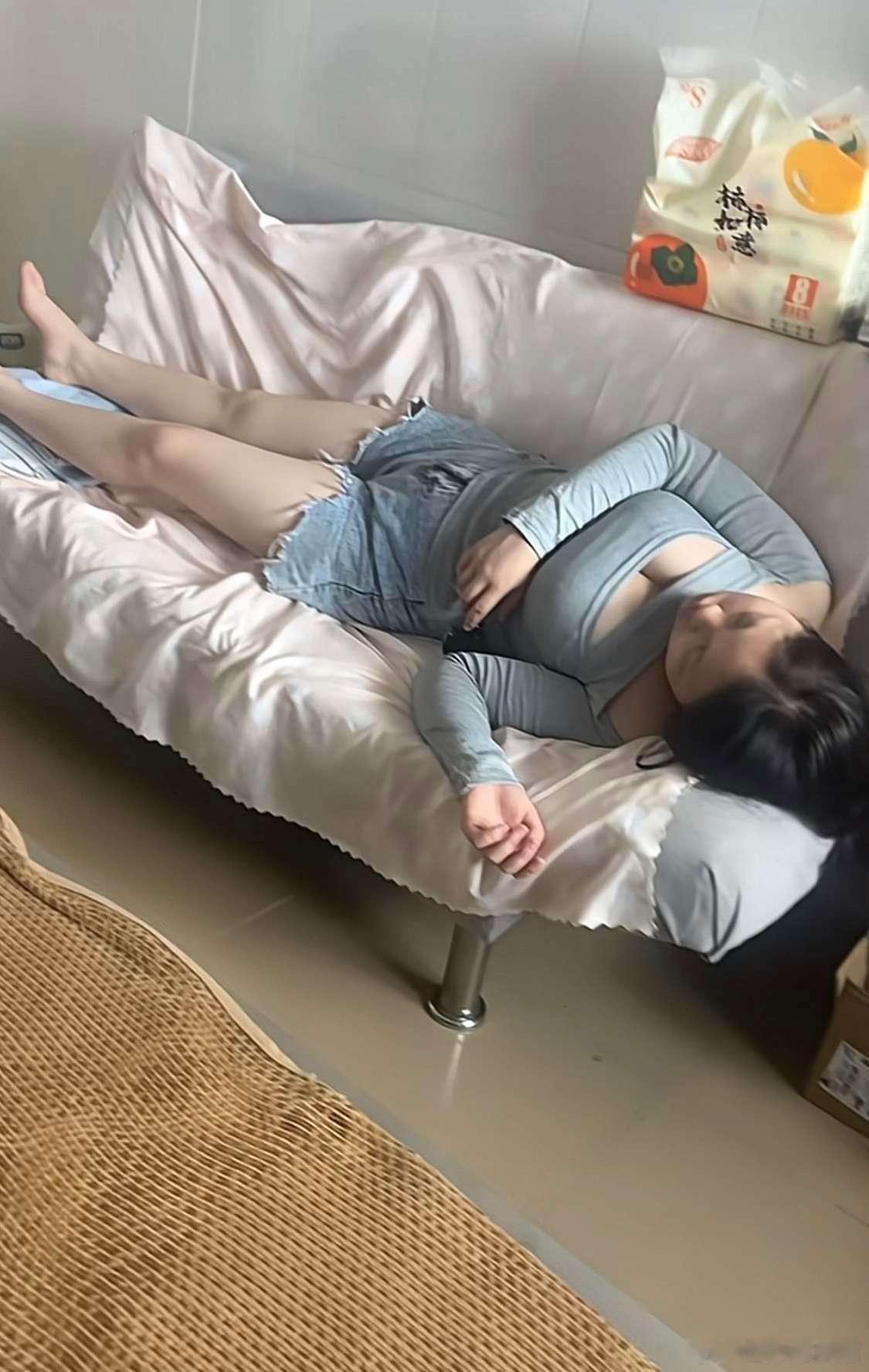 她坐8个小时的火车来找我，就让她在沙发上将就一下吧 ​​​
