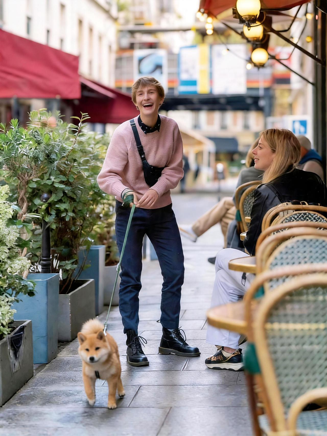 ☕街角笑声撞碎阳光，柴犬小短腿踩出快乐鼓点🎶。风把咖啡香揉进闲聊，日子就该这样