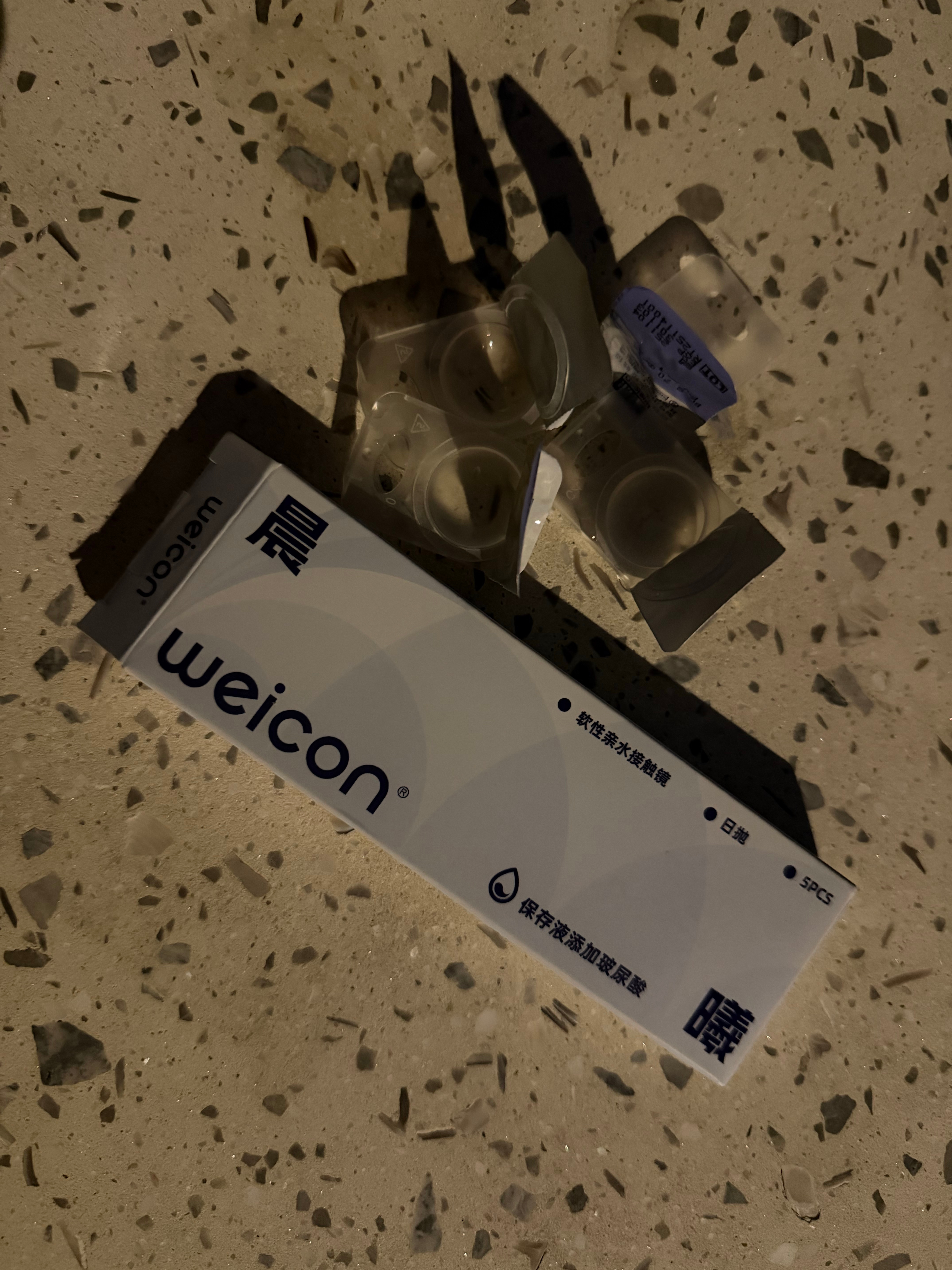 虽然我算假近视 也就50度但不得不说隐形眼镜真的是神器真的毫无异样感然后拥有了飞