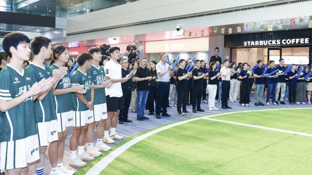 祝贺中国足球小将亮相世界杯。
7月20日，纽约新泽西体育场，孟新艺等6名中国足球
