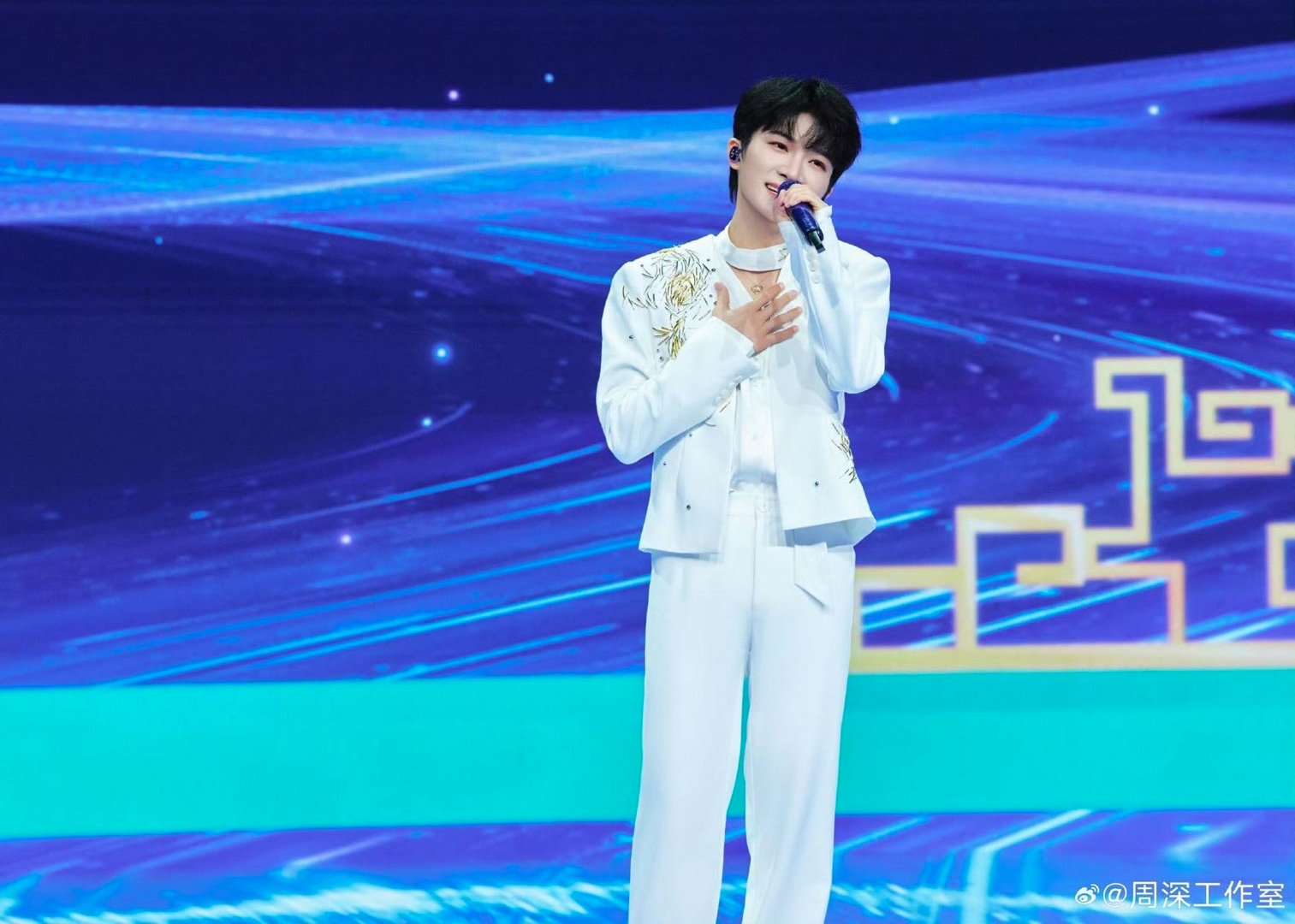 周深梦见你好听周深春节晚会KPI超额完成 谁懂啊！周深站在“时间的河”里唱《梦见