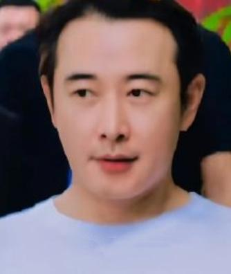 2026年6月30日，罗晋在辽宁丹东大孤山祈福被游客偶遇。他身穿白色T恤搭配黑色