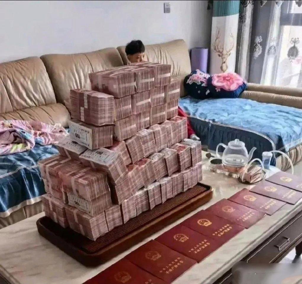沙发上坐着的小孩是不是不用努力了 ​​​