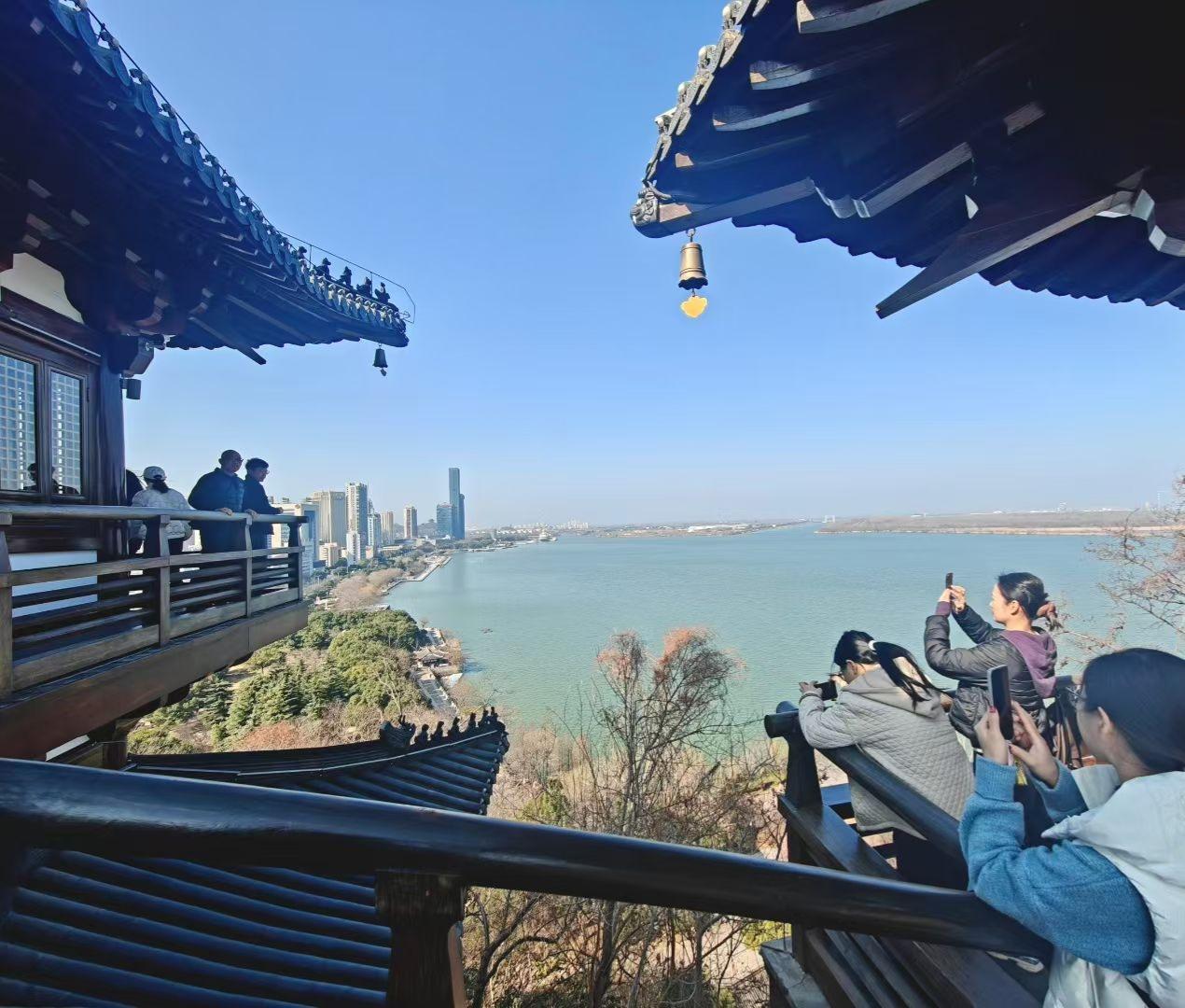 分享你随手拍的风景登楼揽江，风动檐铃。古檐与新城隔水相望，镜头里装下的，是此刻的