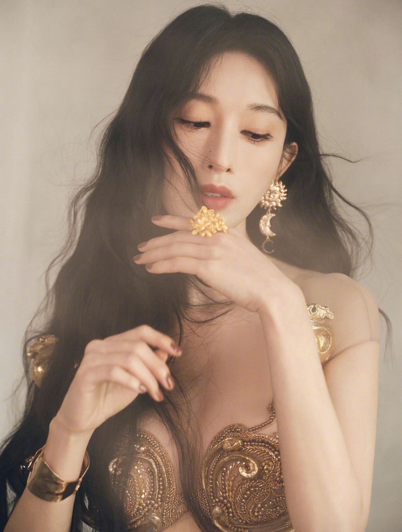 谁说桂花只能开在枝头？用一袭鎏金长裙演绎典雅女神，金桂缠绕间步步生香 张俪把家乡