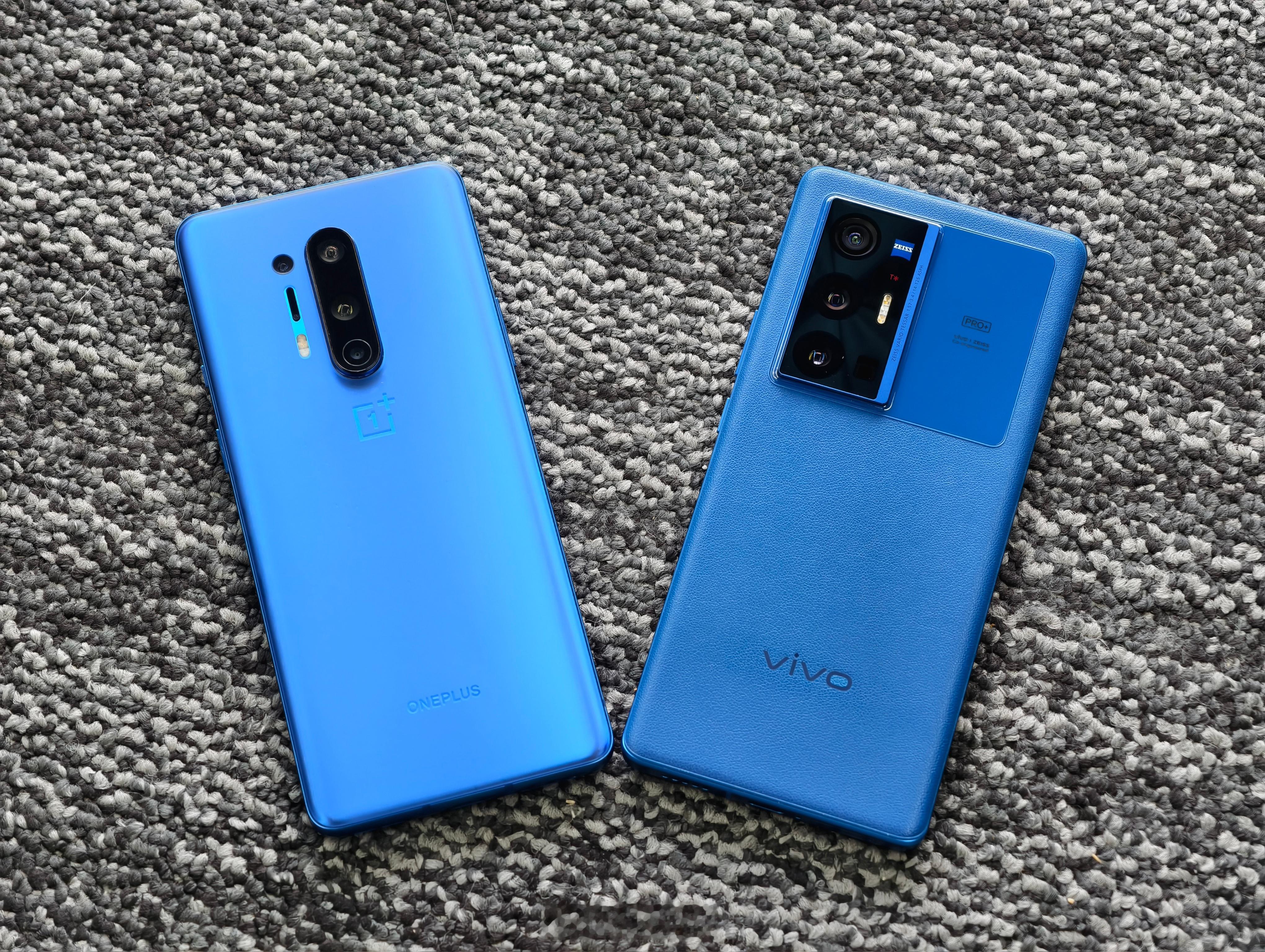 在蓝色手机里，有两台后盖调色非常毒。一台是一加8 Pro蓝调，另一台是vivo 