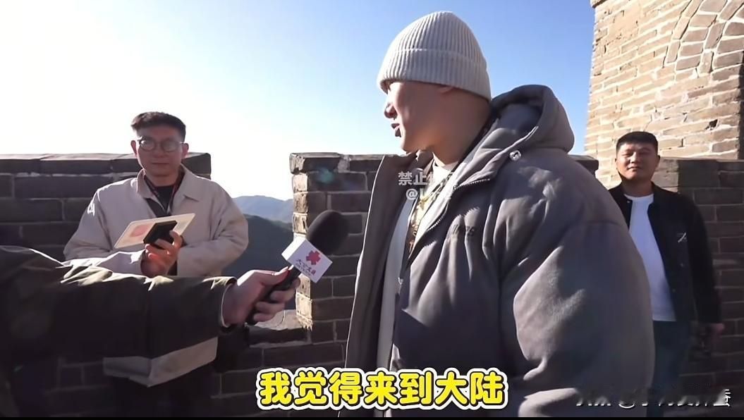 馆长今天登长城，我赌他没穿秋裤[呲牙]
 
没想到馆长这么怕冷，原以为他体型健硕