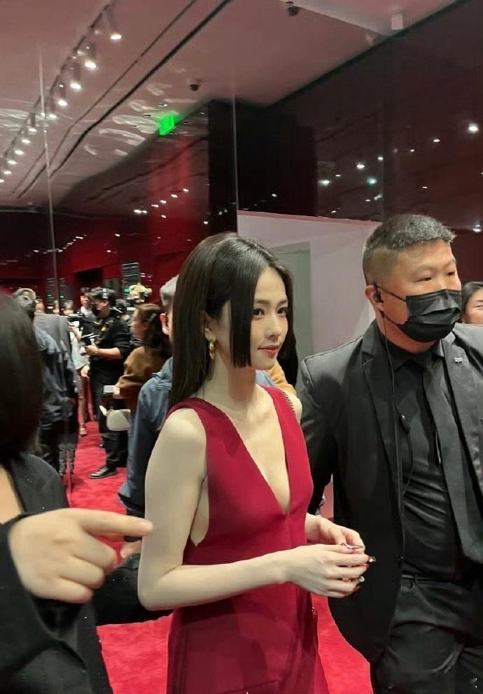 白鹿gucci活动现场生图路透，深V酒红吊带皮肤白到发光，公主切发型好美！[好喜
