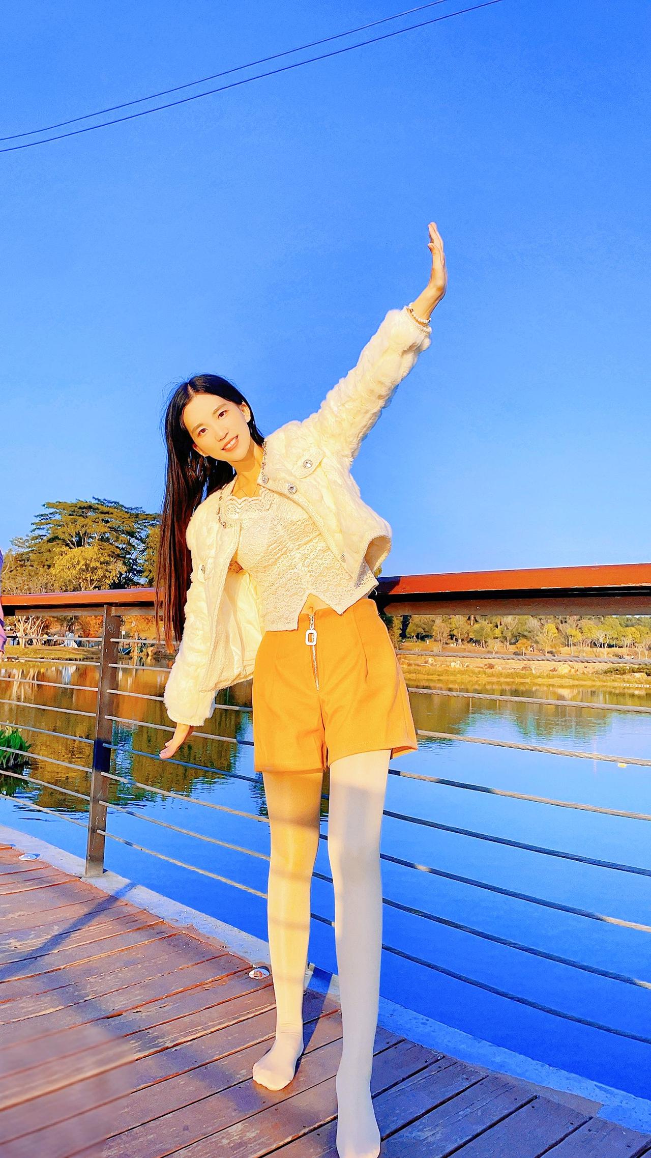 今天是九宫格装不下的好看呀~质地轻薄得像水一样，上脸推开毫无压力，仿佛天生的好皮