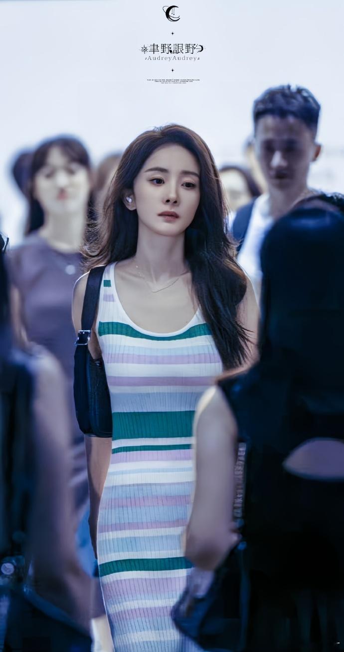 不知道杨幂的身材确实很曼妙，惊蛰无声这个海报完全美神降临啊，幂姐还是太权威了 