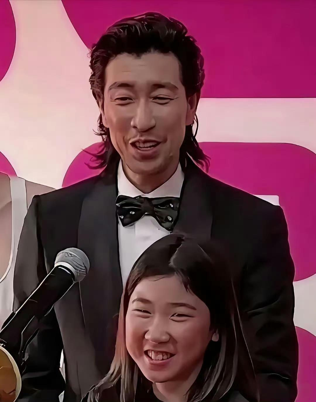 王千源：闺女，刚有人跟我说咱俩笑起来像复制粘贴，连咧嘴的角度都一模一样。

女儿