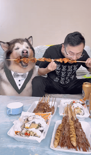 打虎亲弟兄，上阵父子兵。这哥俩吃的、喝的津津有味。这大串就得这样撸，不给点油门根