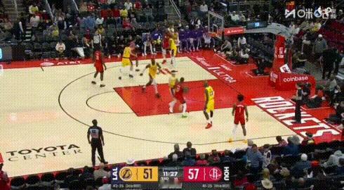 来，你们说这种防守詹姆斯该不该挨批吧！
图1：人都去篮下了他往3分线跑？图2：是