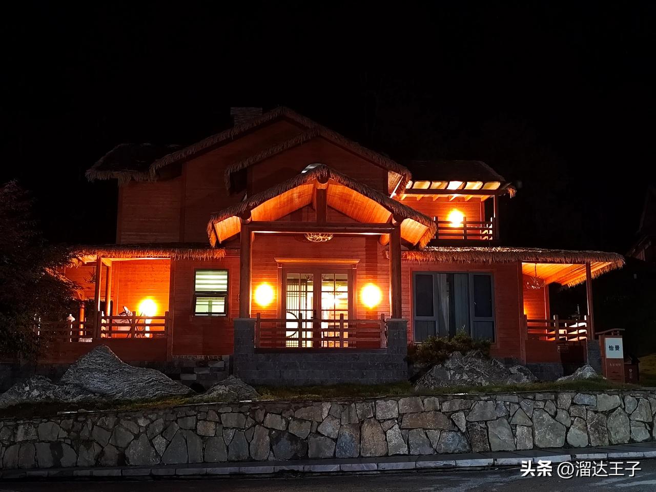 按照官方经典的旅游景区神农架有6个，可以整联票的。
这六个景区
1、神农顶，神农