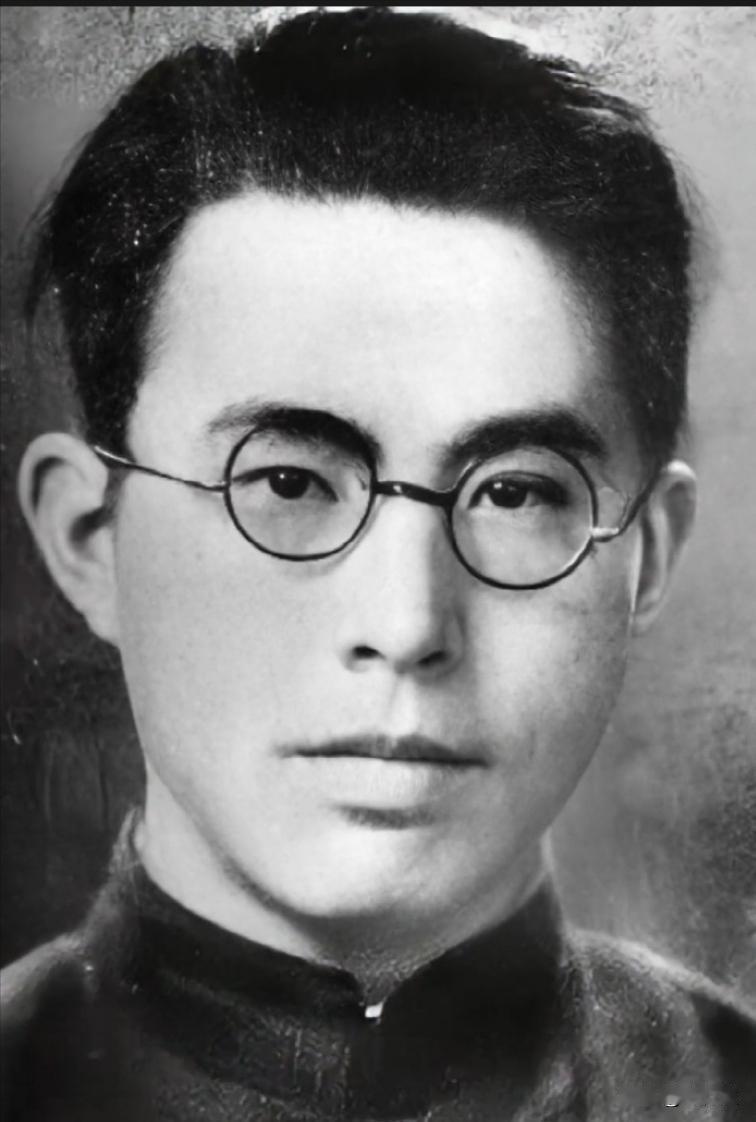 1942年，地下党郑文道求死不成，被日军安置在医院，一名护士每次给他换药，都会多