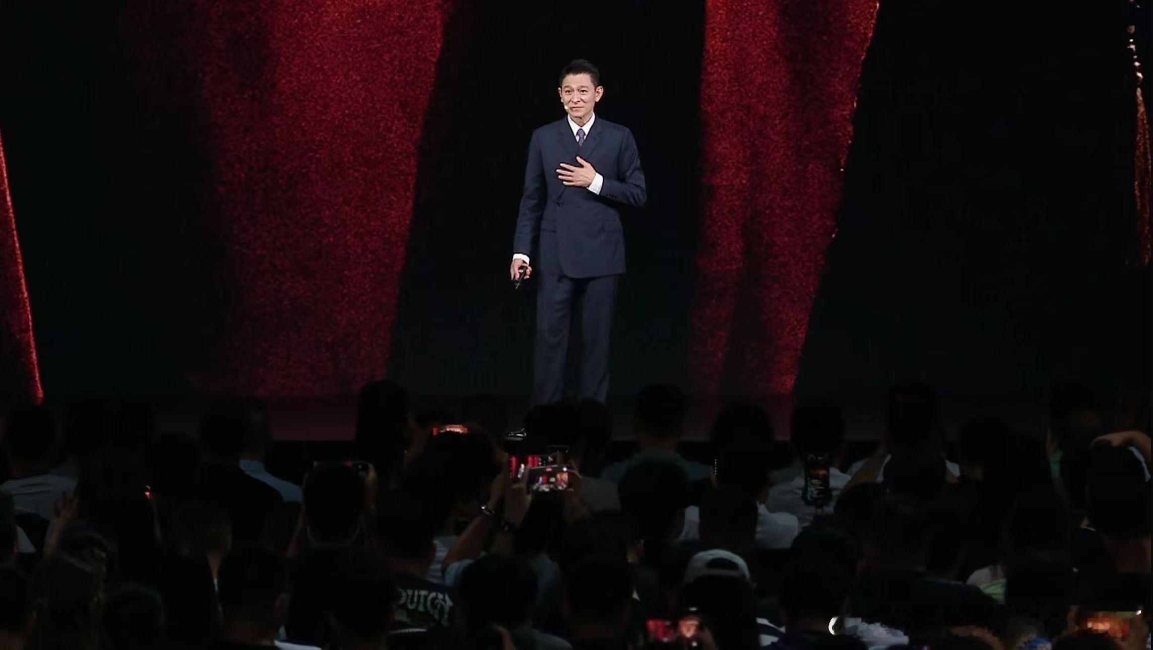 刘德华20岁到60岁的改变刘德华华为发布会现场唱非凡 这场华为发布会整体质感出众