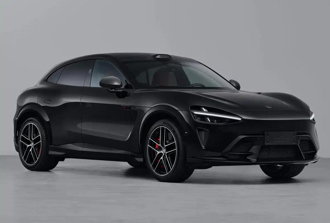 小米YU7 GT也出现在了新一期工信部新车申报目录之中，全黑的车身配色让这台车一