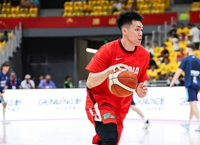 中国男篮打乌拉圭，四名后卫合计25投6中，三分球11中1，全场18次失误。
这哪