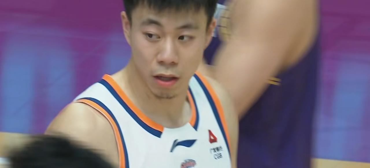 12月29日晚，CBA一场焦点之战，上海男篮对战北控队的比赛，结果毫无悬念，上海