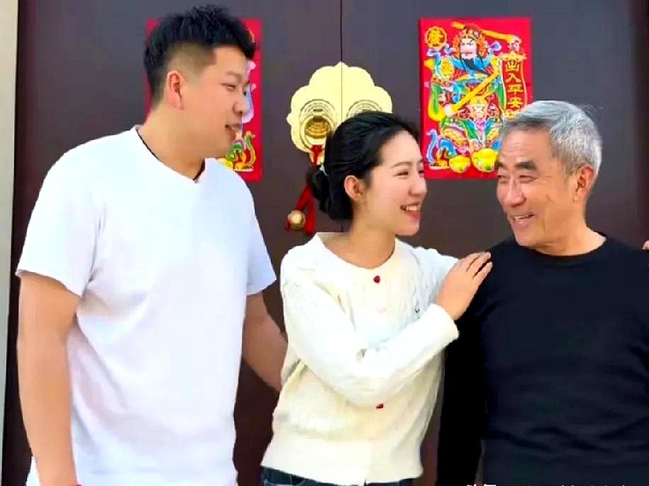 麦小登终于更新视频了。
发生了一件大事：除夕那刻，世豪的姥姥离世，全家在悲痛中度