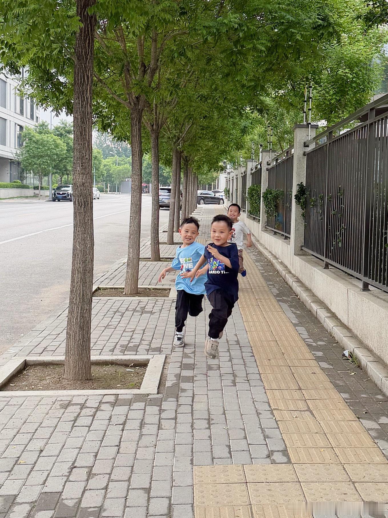 兄弟三人不约而同穿了马里奥~跟着我和杏仁妈妈一起溜达了一个半小时 