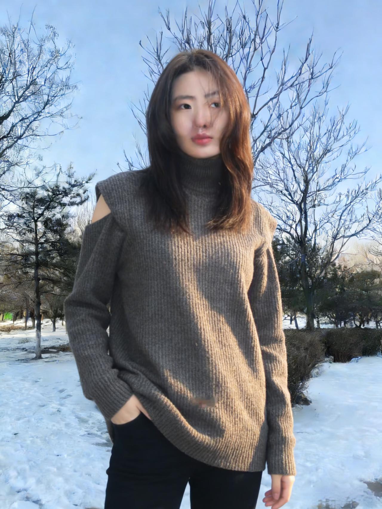 树影把她框进冷调的画框
高领遮住半分言语，露肩袒露三分坦荡
针织的纹路是皮肤之外