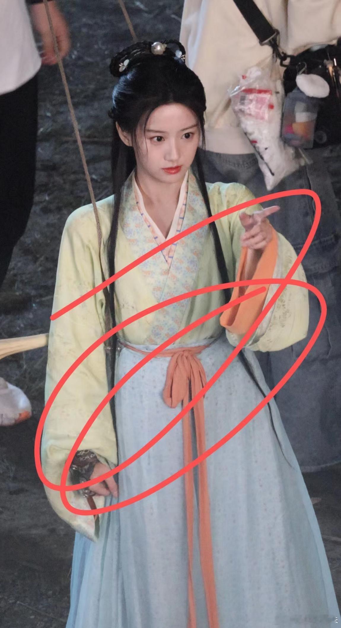 江湖夜雨十年灯包上恩的新衣服，真的有种古早江湖的味道。 ​​​