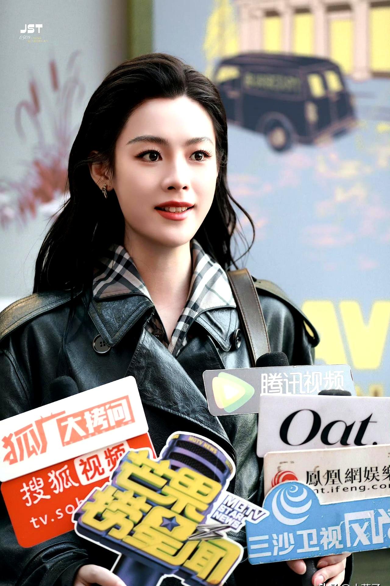 陈丽君皮衣背头湿发造型又美又飒真的好酷！
 

她穿上这件墨绿色皮质风衣就是为了