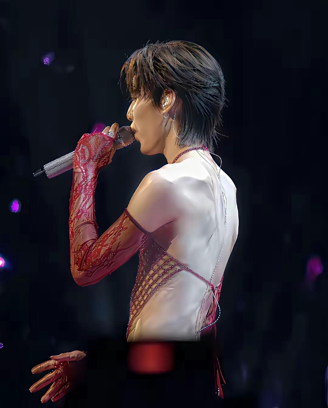 这线条，这排骨，这身材，这着装，哎！确实是被“惊艳”到了。都不好分辨性别，现在有