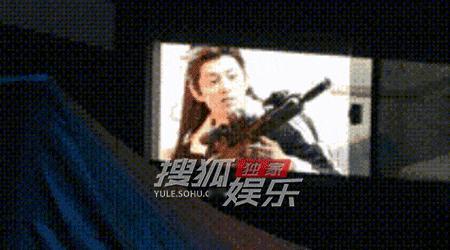 王鹤棣拍戏间隙回房车玩玩具枪王鹤棣古人玩玩具枪 王鹤棣被拍到拍戏间隙回房车玩玩具