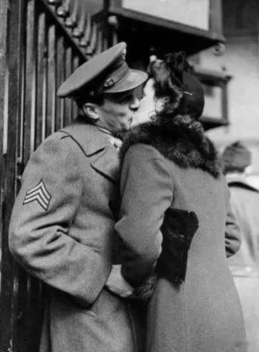 1944年的德国721细菌研究所，一位20出头的年轻美女哀求负责人老亨内：“吻我