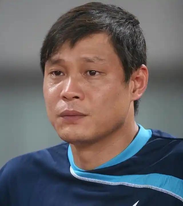 范志毅直播怒怼黑子，力挺董路青训：实干的人不能流汗又流泪
 
范志毅，范大将军终