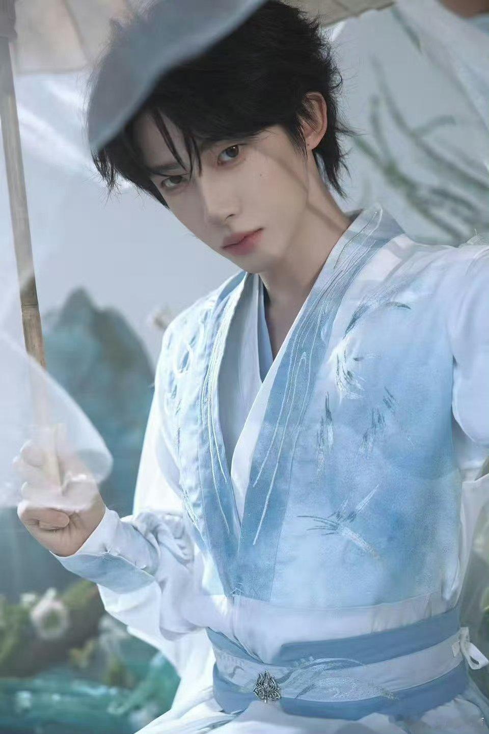 刘宇接住了洛天依扔的红缨枪刘宇接洛天依红缨枪封神！戏韵江湖太绝，这样的舞台简直太