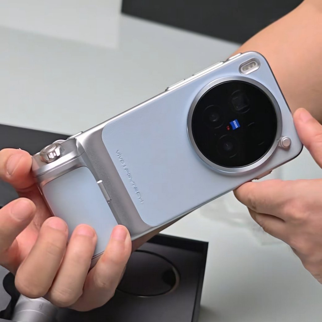 vivo X300系列真的很像一台相机，vivo旗舰机型一贯传承的奥利奥镜头，是